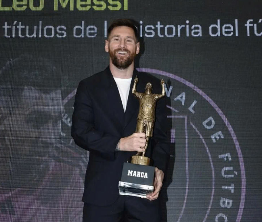 Messi nhận giải thưởng Cầu thủ đoạt nhiều danh hiệu nhất lịch sử bóng đá.