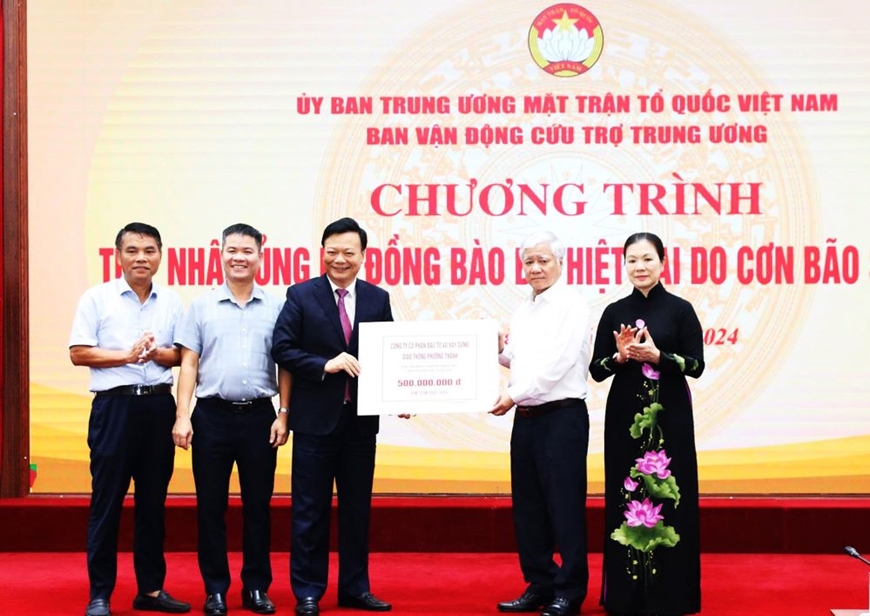 Đồng chí Đỗ Văn Chiến, Ủy viên Bộ Chính trị, Bí thư Trung ương Đảng, Chủ tịch Ủy ban Trung ương Mặt trận Tổ quốc Việt Nam tiếp nhận ủng hộ đồng bào bị thiệt hại do cơn bão số 3. Ảnh: QUANG VINH