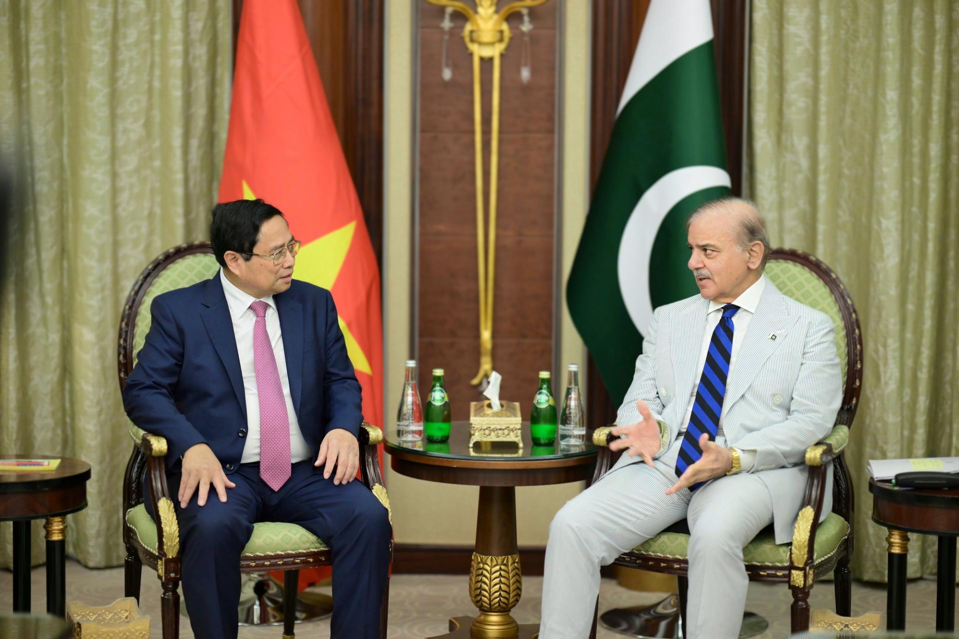 Thủ tướng Shehbaz Sharif đề xuất hai bên cần đặt mục tiêu đưa kim ngạch thương mại Việt Nam-Pakistan đạt mốc 10 tỷ USD thời gian tới.