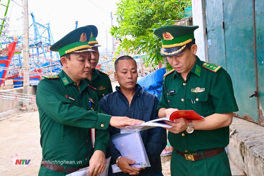 Đoàn công tác Bộ Chỉ huy BĐBP tỉnh kiểm tra việc chấp hành các quy định về khai thác hải sản trên biển đối với các phương tiện tàu cá khi xuất, nhập lạch tại cửa lạch Cờn, thị xã Hoàng Mai.