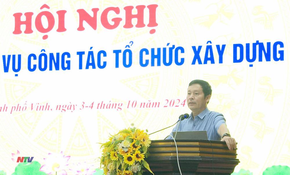 Phó Trưởng ban Thường trực Ban Tổ chức Tỉnh uỷ Lê Quốc Khánh phát biểu tại hội nghị.