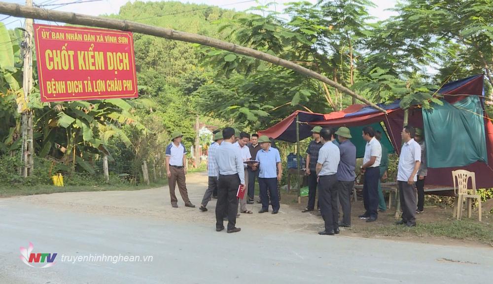 Phó Chủ tịch UBND tỉnh Nguyễn Văn Đệ đi kiểm tra tình hình phòng, chống dịch tại huyện Anh Sơn