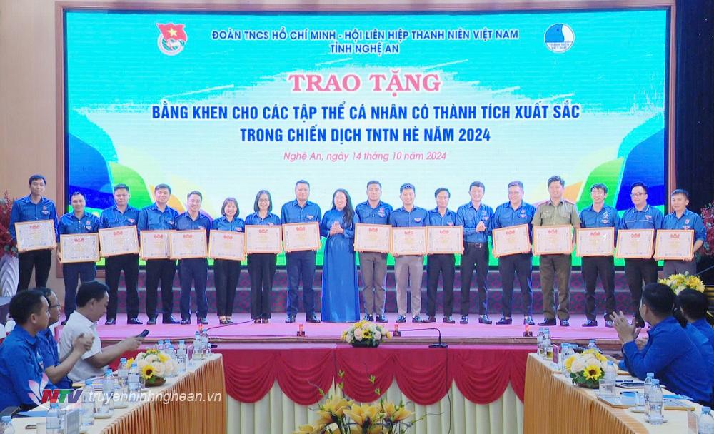 Trao Bằng khen của Ban Chấp hành Tỉnh đoàn cho các tập thể, cá nhân có thành tích xuất sắc trong triển khai thực hiện Chiến dịch Thanh niên tình nguyện Hè 2024. 