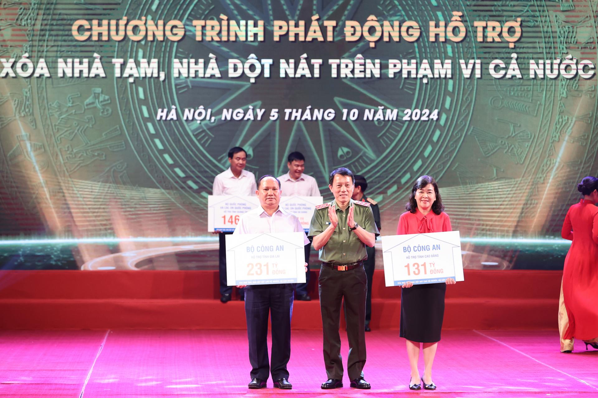 Bộ trưởng Bộ Công an Lương Tam Quang trao kinh phí của Bộ Công an ủng hộ các địa phương xoá nhà tạm, nhà dột nát.