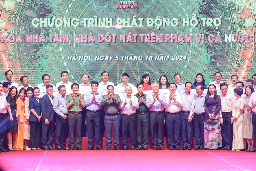 Thủ tướng kêu gọi cả hệ thống chính trị, đồng bào, đồng chí, cộng đồng doanh nghiệp cả nước tiếp tục chung tay, chung sức, đồng lòng, tăng tốc, bứt phá hơn nữa để nhanh chóng hoàn thành mục tiêu xóa hết nhà tạm, nhà dột nát cho đồng bào.