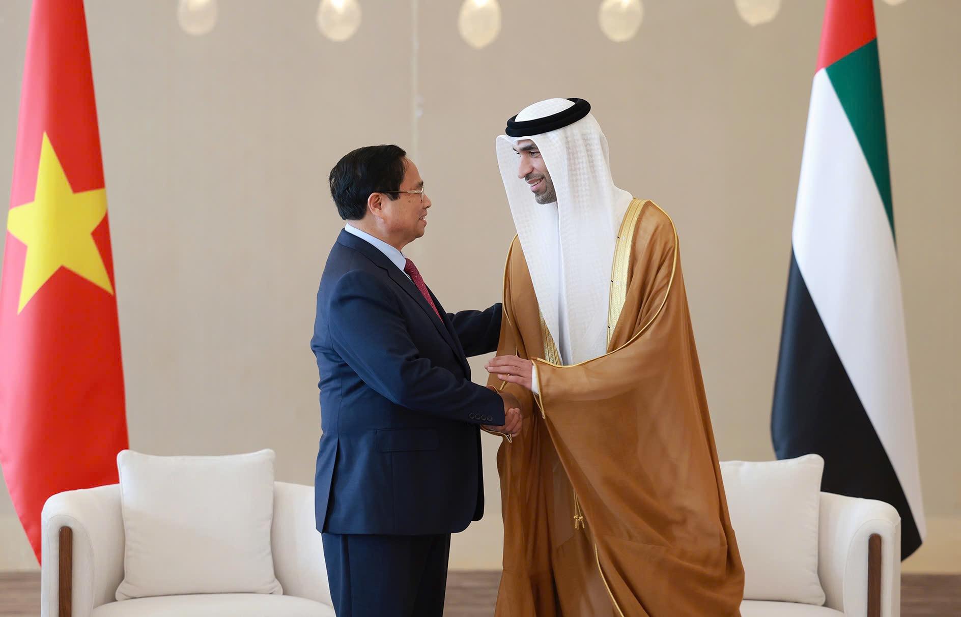 Thủ tướng Phạm Minh Chính và Bộ trưởng, Quốc vụ khanh Thani bin Ahmed Al Zeyoudi có cuộc gặp ngắn tại sân bay.