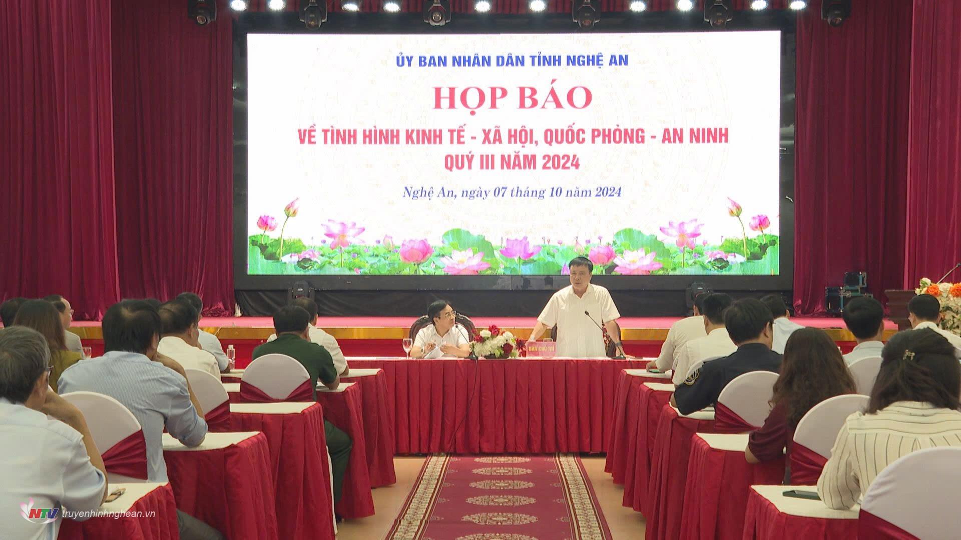 Toàn cảnh họp báo.