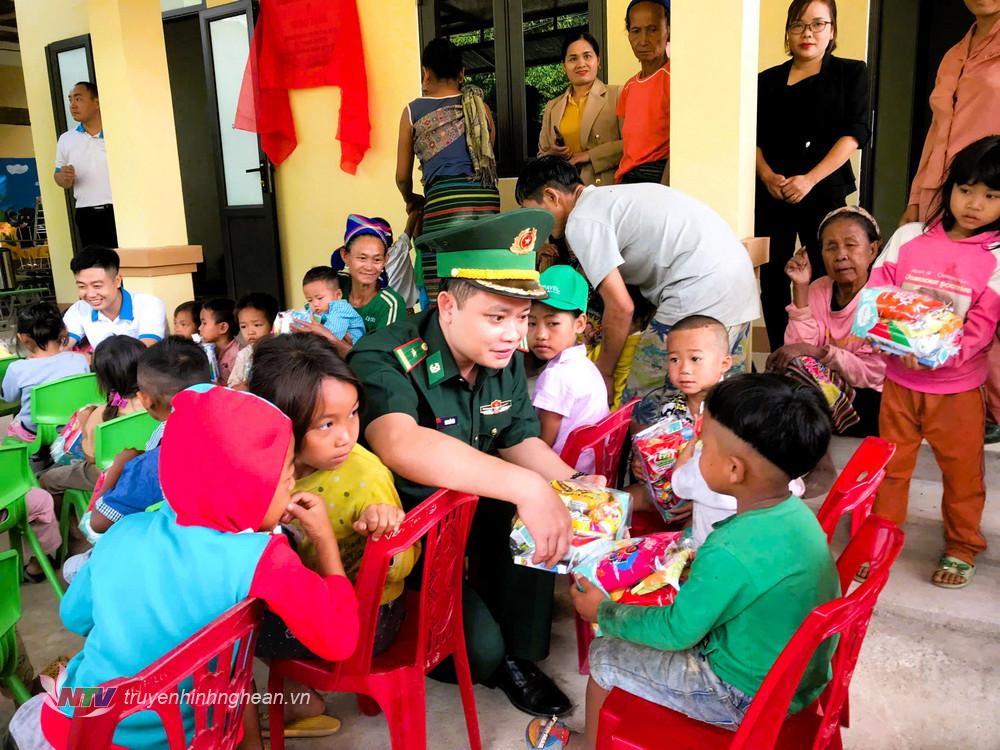 Trao các phần quà là bánh kẹo đến học sinh Trường MN