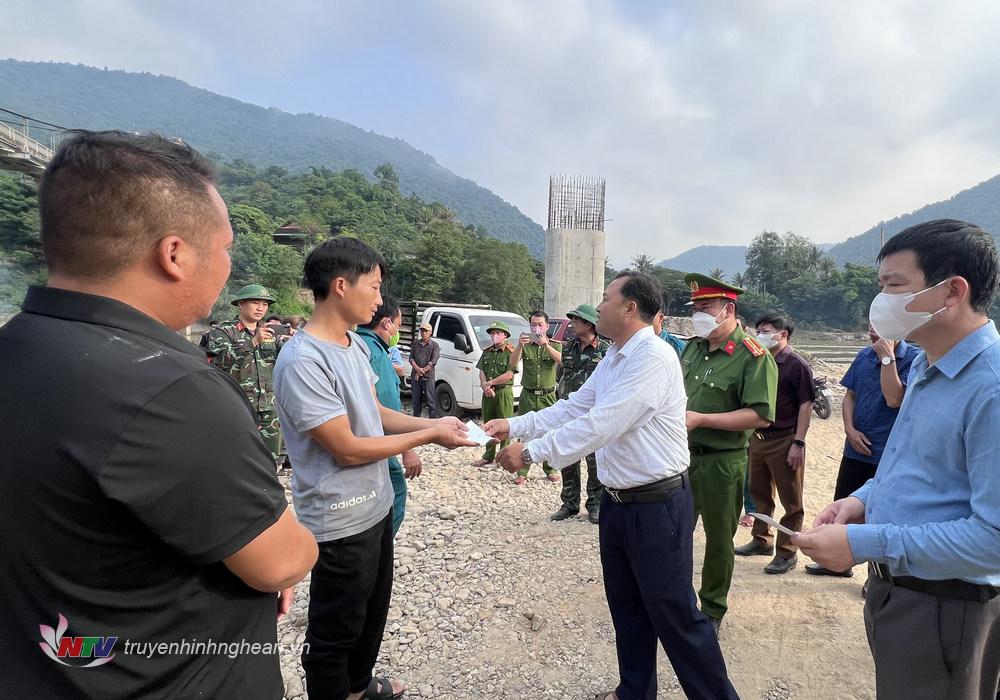 Lãnh đạo huyện kỳ Sơn thăm hỏi, động viên, trao hỗ trợ gia đình nạn nhân.