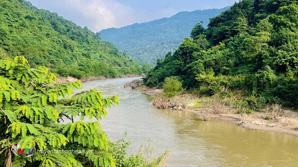 Bờ sông Nậm Mô - nơi em H. bị đuối nước.