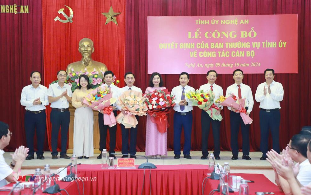 Lãnh đạo các đơn vị, địa phương có cán bộ được điều động, luân chuyển, bổ nhiệm đến tặng hoa chúc mừng 5 đồng chí.