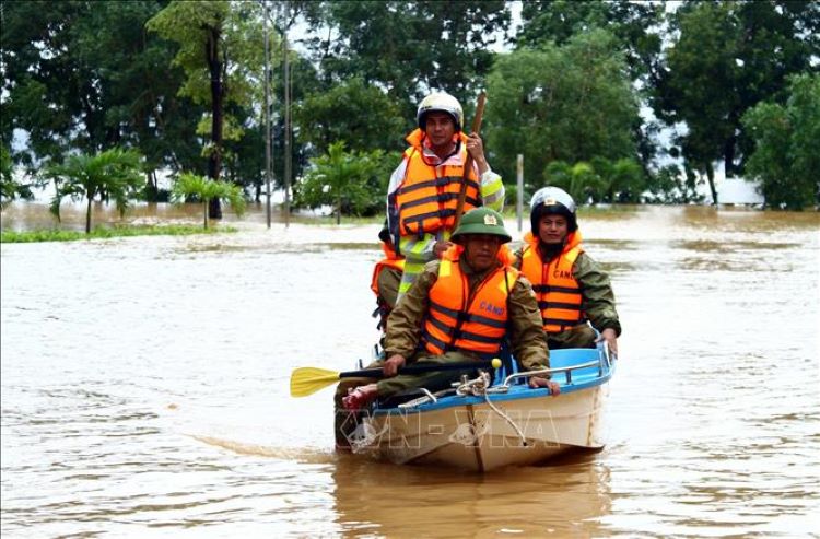 Lực lượng Công an xã tại huyện Lệ Thủy, Quảng Bình tích cực hỗ trợ người dân vùng bị ngập lụt. 