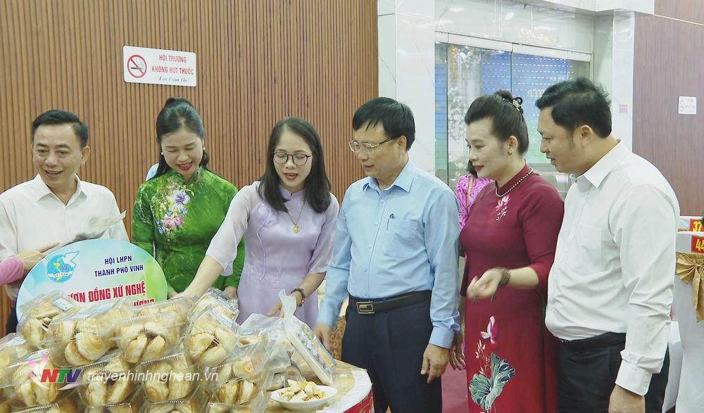 Phó Chủ tịch UBND tỉnh Bùi Đình Long tham quan các gian hàng trưng bày sản phẩm bên lề chương trình.