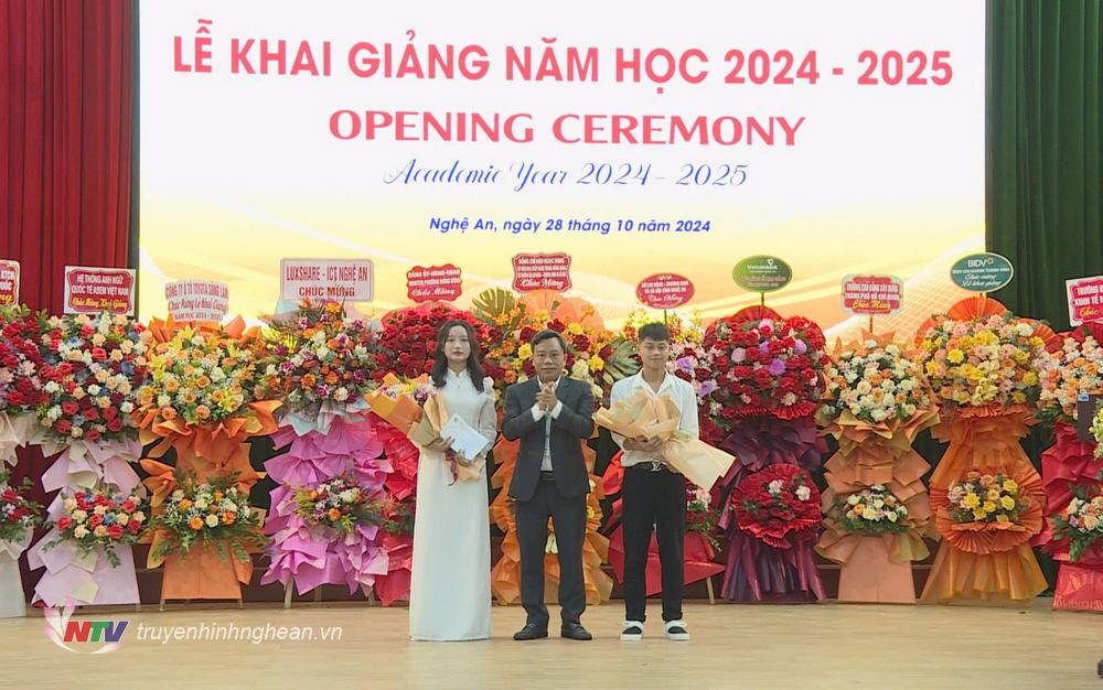 Trao học bổng cho 2 thủ khoa đầu vào tuyển sinh năm 2024.