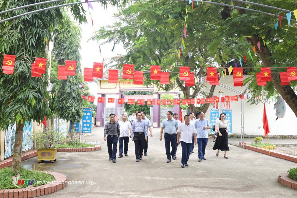 Đoàn tham quan Trường Tiểu học Trung Phúc Cường.