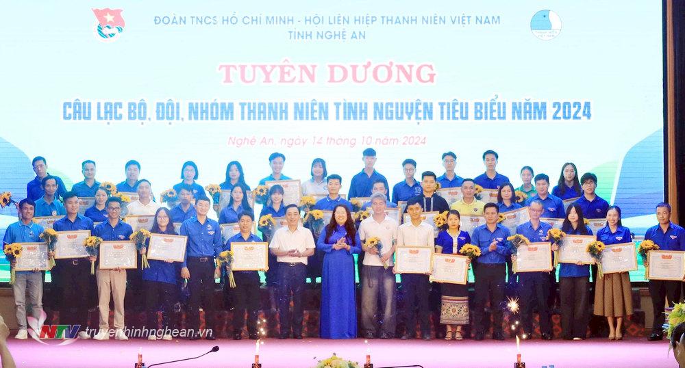 Ban Thường vụ Tỉnh đoàn – Ban Thư ký Hội LHTN Việt Nam khen thưởng cho các câu lạc bộ, đội nhóm thanh niên tiêu biểu tỉnh Nghệ An năm 2024.