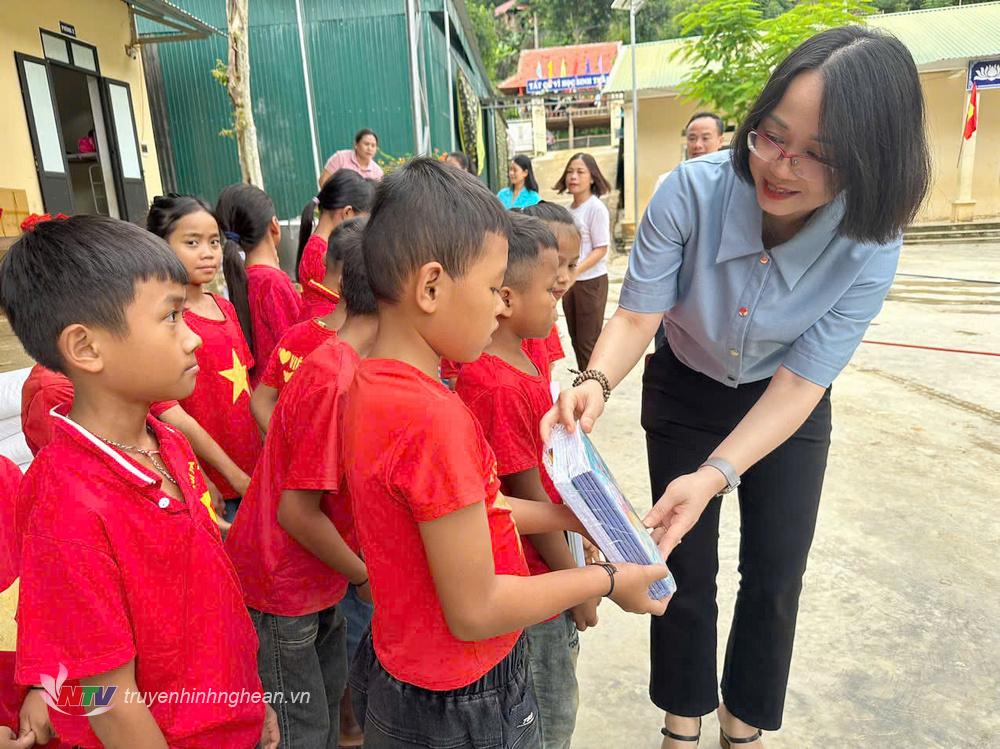 Phó Giám đốc Đài PT-TH Nghệ An Trần Thanh Huyền trao những cuốn vở mới đến học sinh Trường PTDT bán trú TH Lượng Minh.