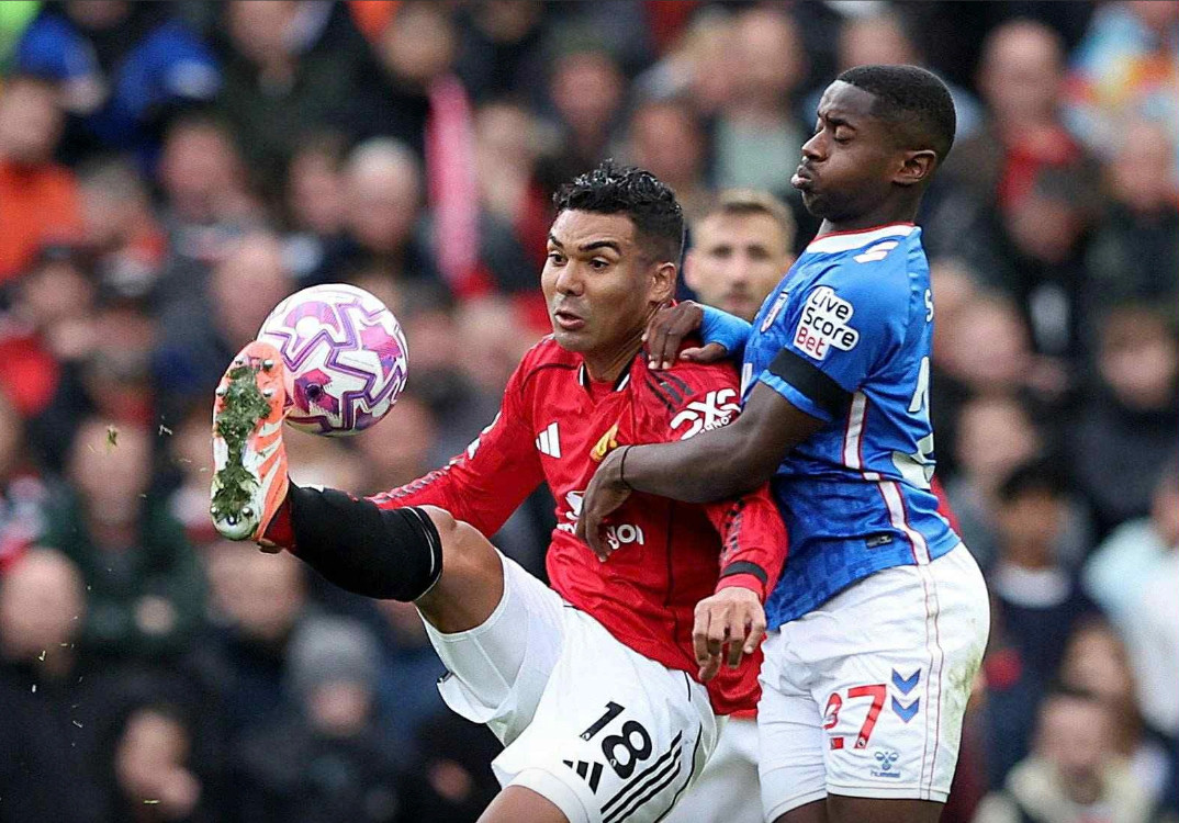 Các doanh nghiệp đề xuất xem xét nâng mức đặt cược bóng đá tối đa lên 100 triệu đồng/người/ngày. ẢNH: REUTERS