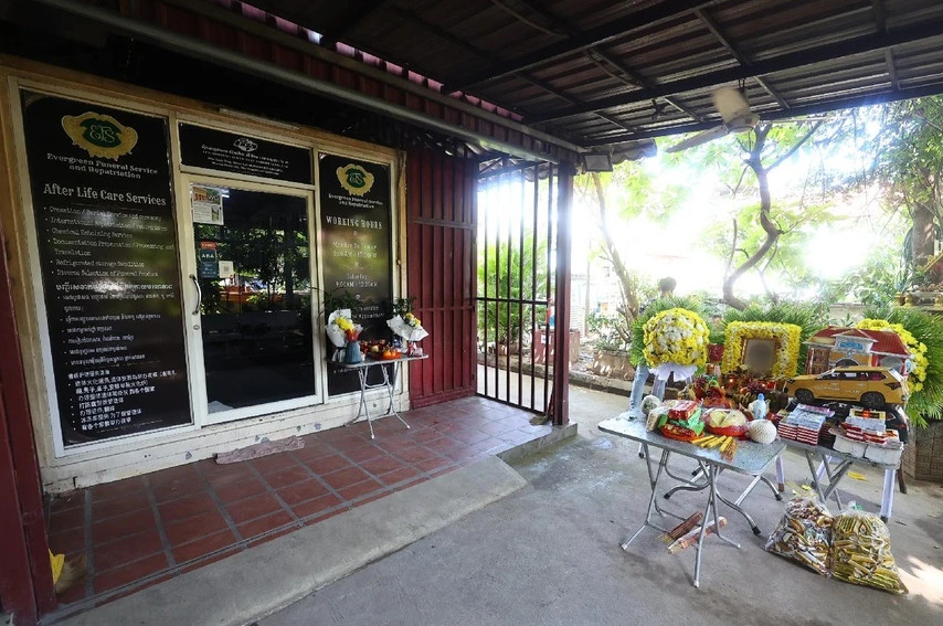 Quang cảnh phòng lưu giữ thi thể tại chùa Tuek Thla. Ảnh: Yonhap.