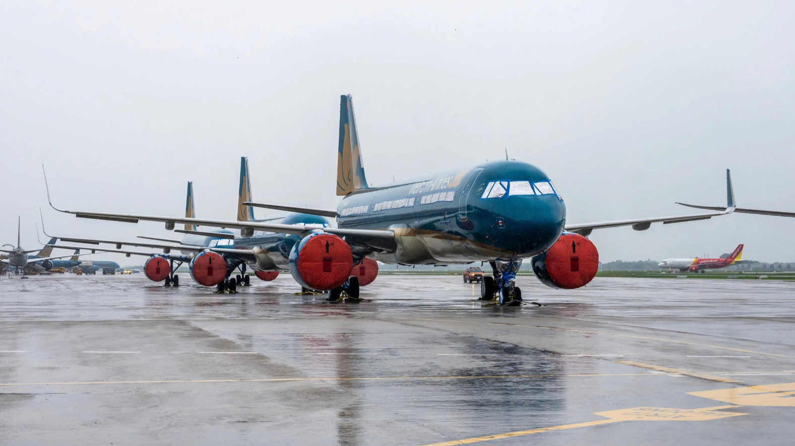 Nhiều chuyến bay bị ảnh hưởng do bão trong hai ngày 22-23/10. Ảnh: NIA