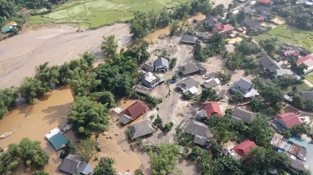 Do ảnh hưởng của bão số 10 cuối tháng 9, nhiều ngôi nhà tại thôn Làng Chút bị nước lũ nhấn chìm. Ảnh: CACC