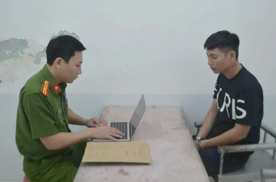 Công an lấy lời khai Bàn Văn Vỹ- nghi phạm tấn công nhiều người tại BV Sản nhi Nghệ An.