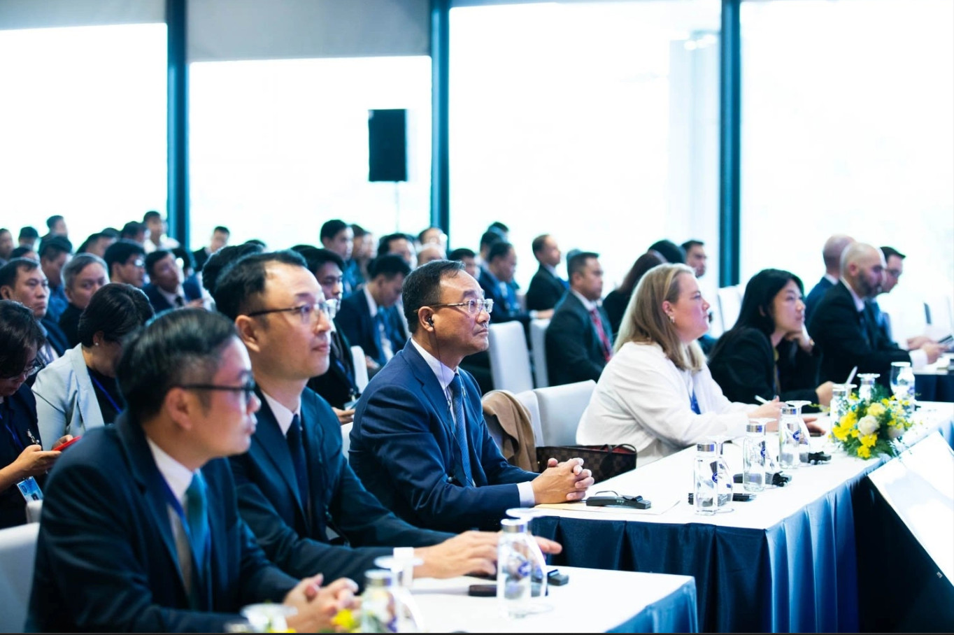 Các đại biểu dự tọa đàm trao đổi về hợp tác quốc tế trong phòng chống tội phạm lừa đảo trực tuyến, chiều 25/10. Ảnh: Linh Đan