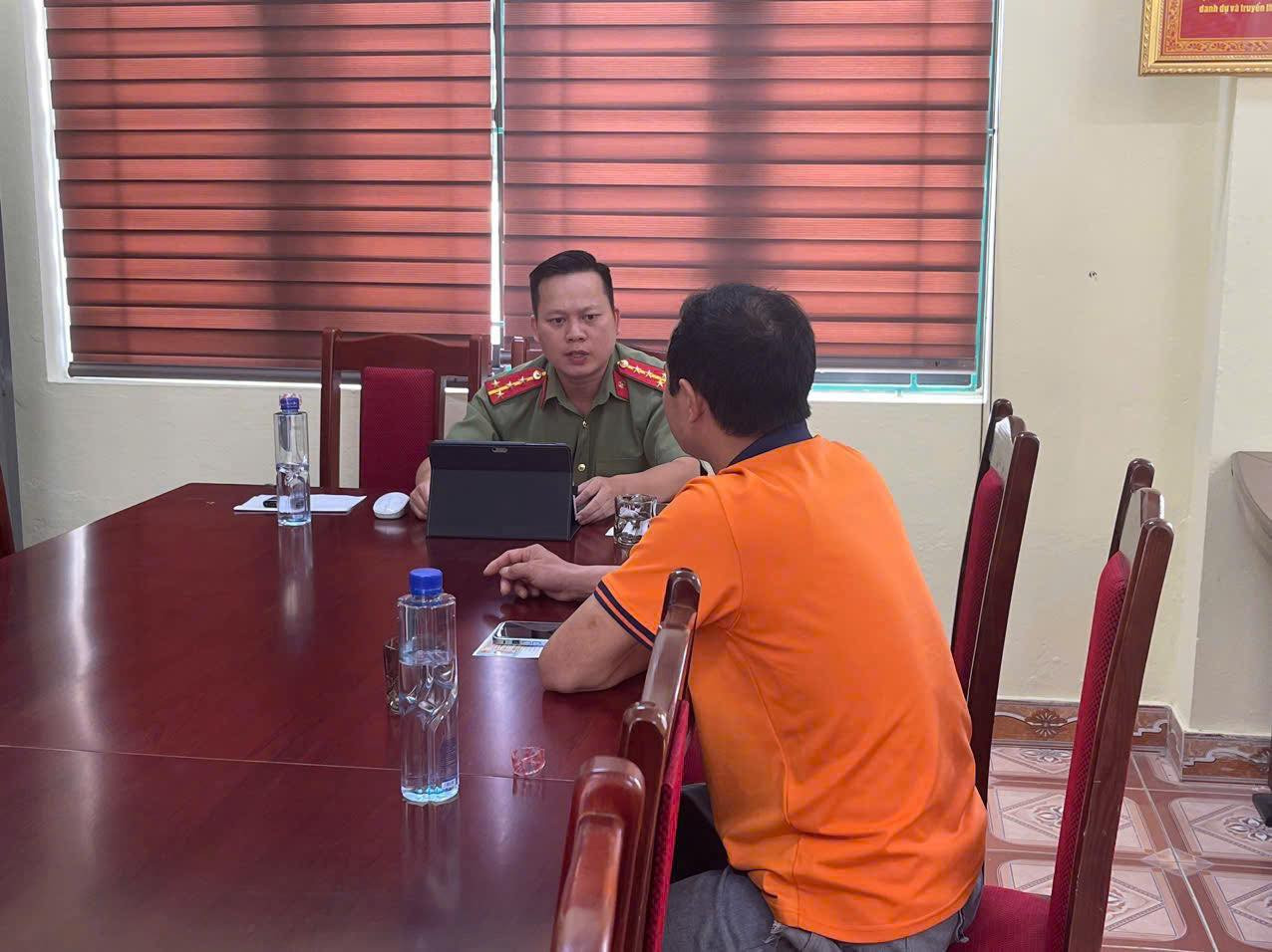 Công an xã Văn Bàn làm việc, kiểm điểm một cá nhân đăng tải bài viết phản ánh tình trạng khai thác cát tại địa phương. Ảnh: CACC