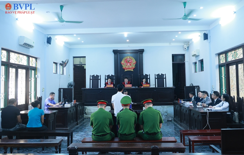  Quang cảnh phiên tòa xét xử bị cáo Thái Khắc Thành. 