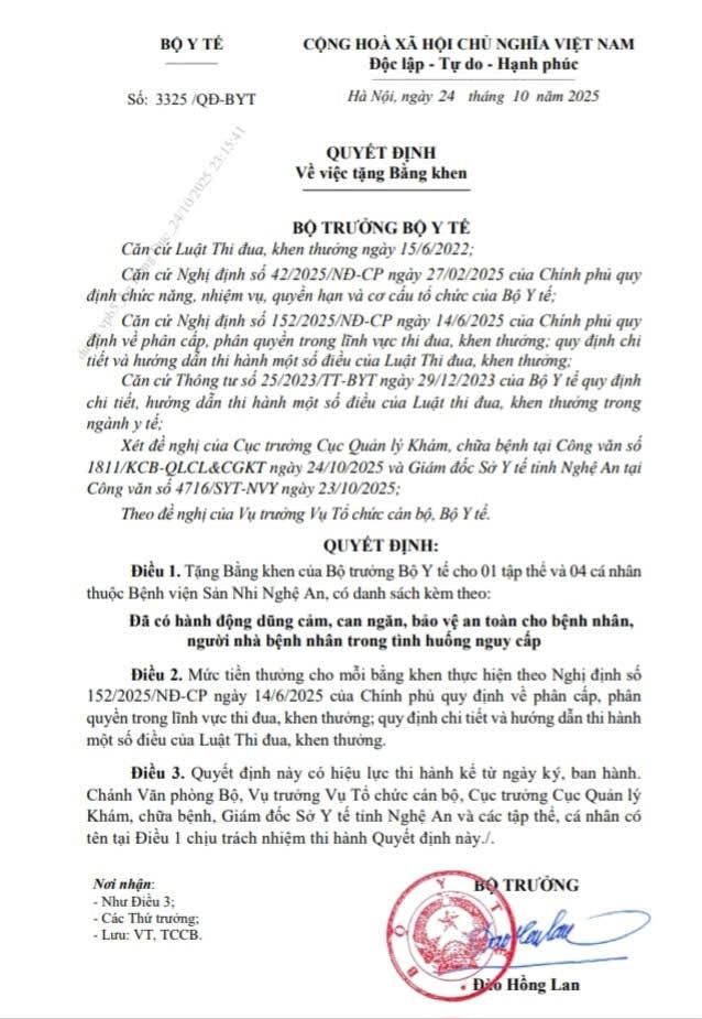 Quyết định tặng bằng khen cho 1 tập thể, 4 điều dưỡng thuộc Bệnh viện Sản Nhi Nghệ An của Bộ trưởng Bộ Y tế. Ảnh: P.V