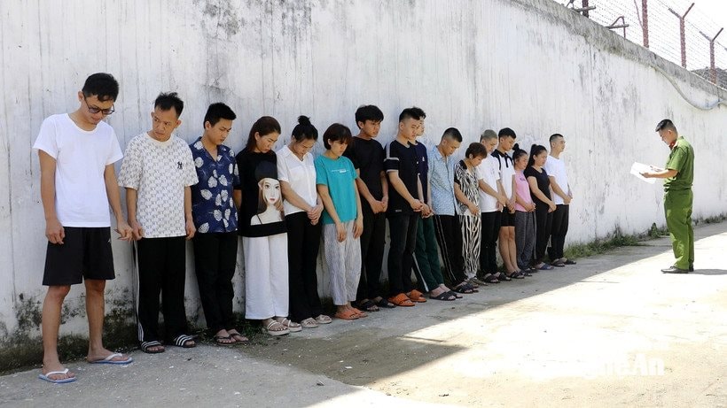 Nhóm đối tượng trong đường dây đánh bạc trực tuyến quy mô lớn dưới hình thức “chọn quyền nhị phân” (BO) trên website “Lokichi.com”, bị cơ quan Công an bắt giữ. Ảnh: Tư liệu