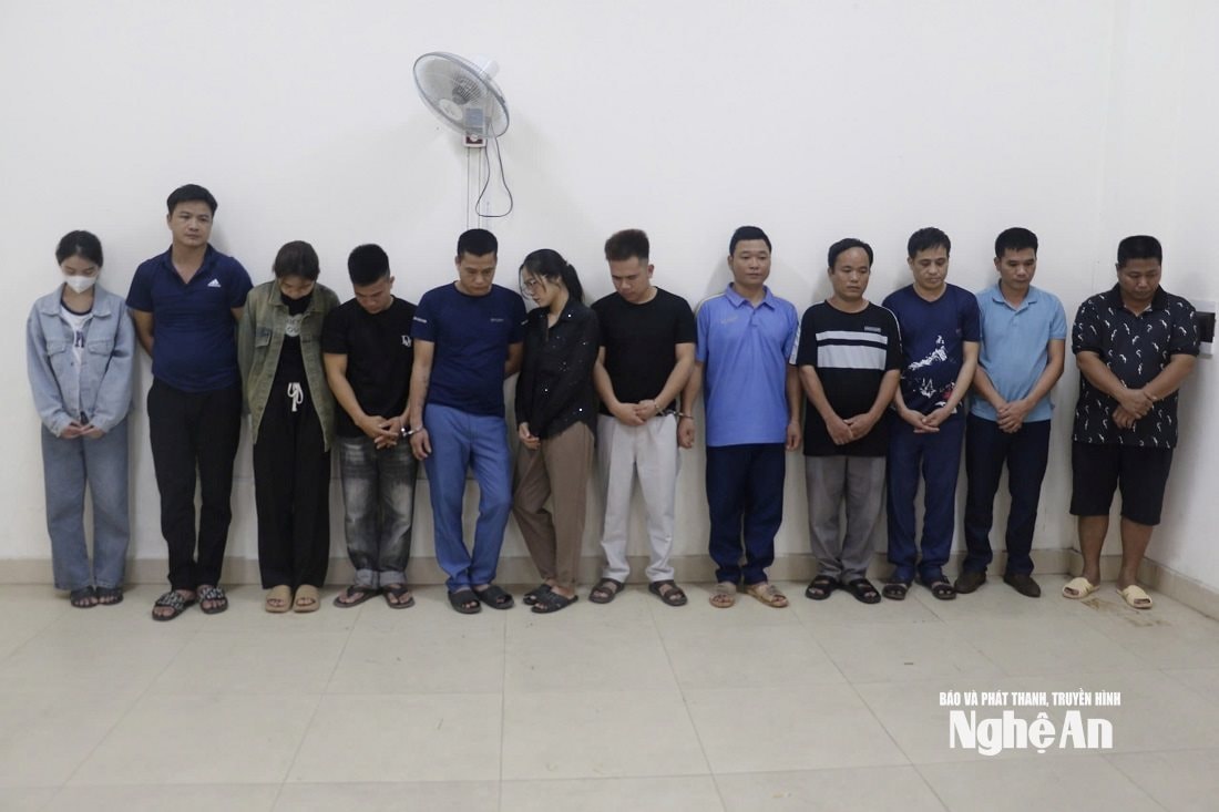 Các đối tượng trong đường dây đánh bạc và rửa tiền xuyên quốc gia bị Công an Nghệ An bắt giữ. Ảnh: Tư liệu