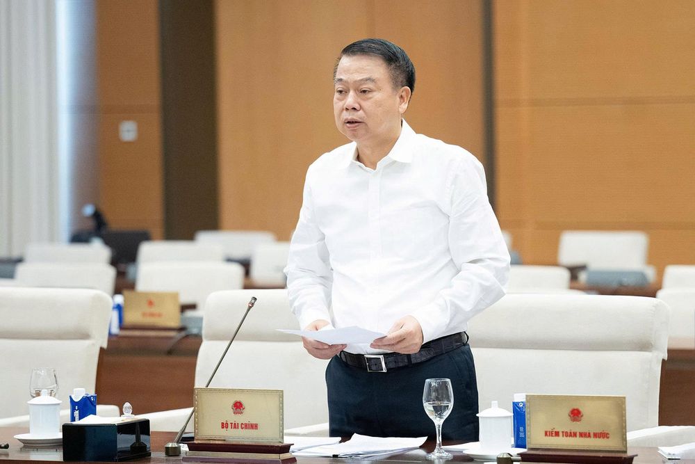Thứ trưởng Bộ Tài chính Nguyễn Đức Chi trình bày tờ trình. Ảnh: Quốc hội