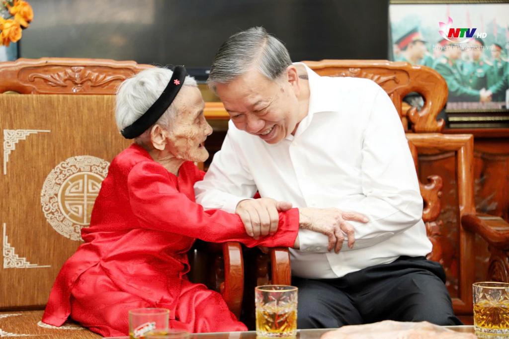 Mẹ Việt Nam Anh hùng Lê Thị Sáu trò chuyện cùng Tổng Bí thư Tô Lâm.