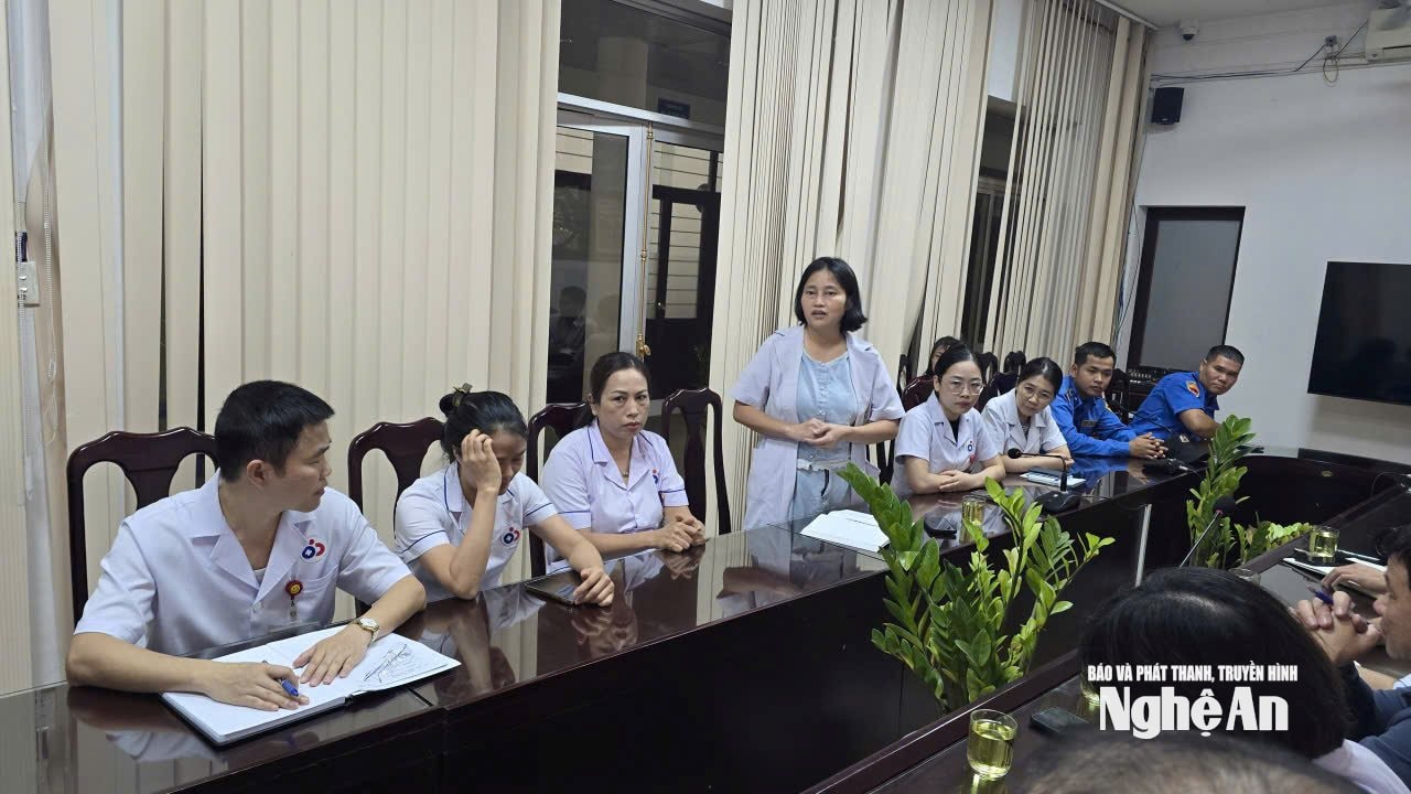 Trưởng Khoa Sơ sinh, Bệnh viện Sản Nhi Nghệ An báo cáo lại sự việc xảy ra. Ảnh: Thành Chung
