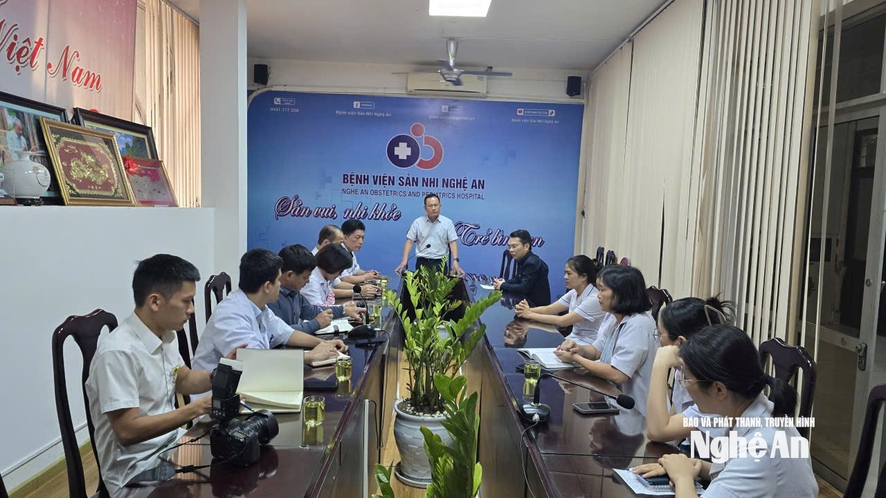 Phó Giám đốc Sở Y tế Nguyễn Hữu Lê đã có mặt tại Bệnh viện Sản Nhi Nghệ An để chia sẻ, động viên, nắm bắt vụ việc. Ảnh: Thành Chung