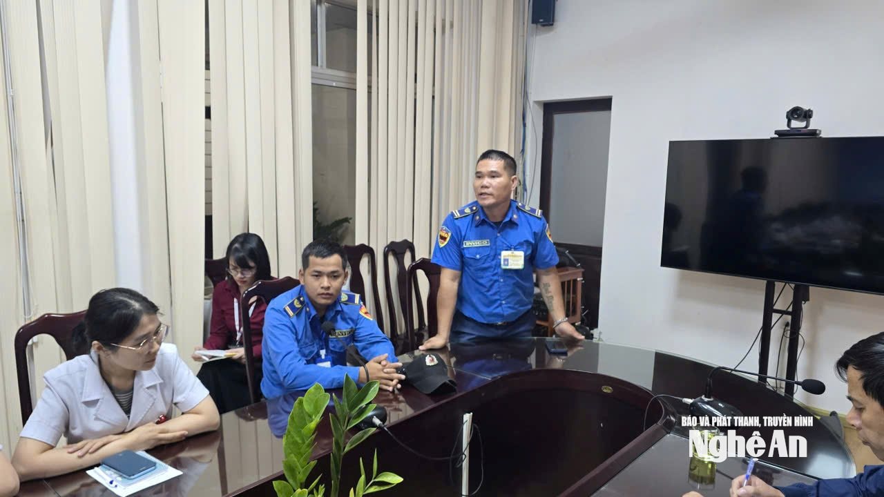 Lực lượng bảo vệ báo cáo về việc khống chế đối tượng Vỹ. Ảnh: Thành Chung