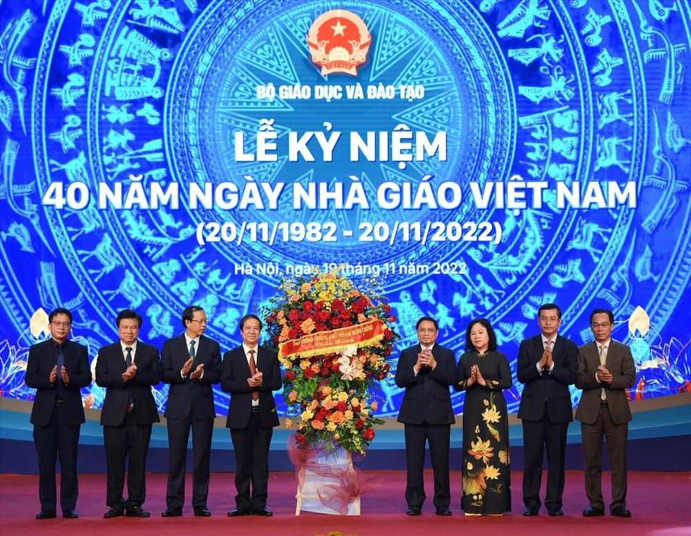 Thủ tướng Phạm Minh Chính tặng hoa chúc mừng ngành giáo dục. 