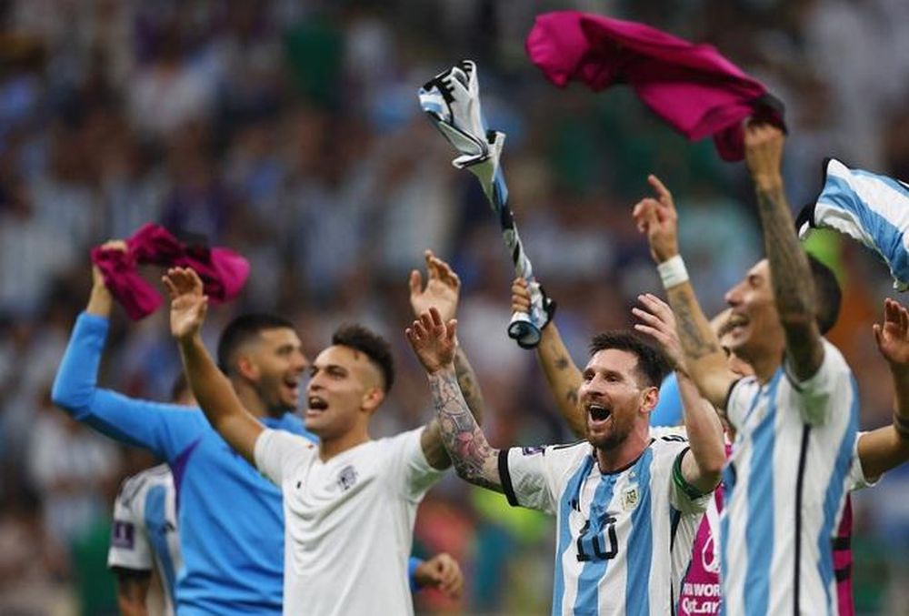 Argentina vượt trở ngại đầu tiên với Messi