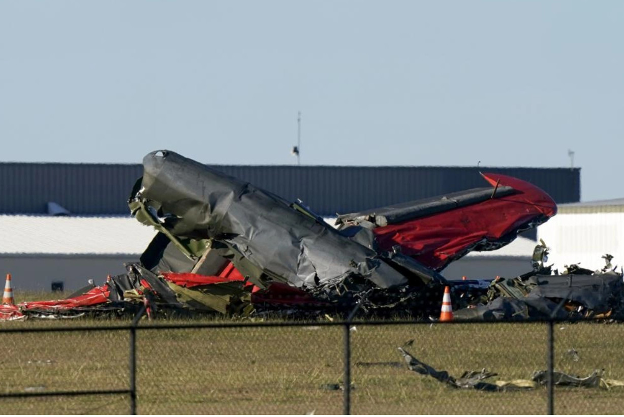 Mảnh vỡ của máy bay sau vụ va chạm ở Dallas.