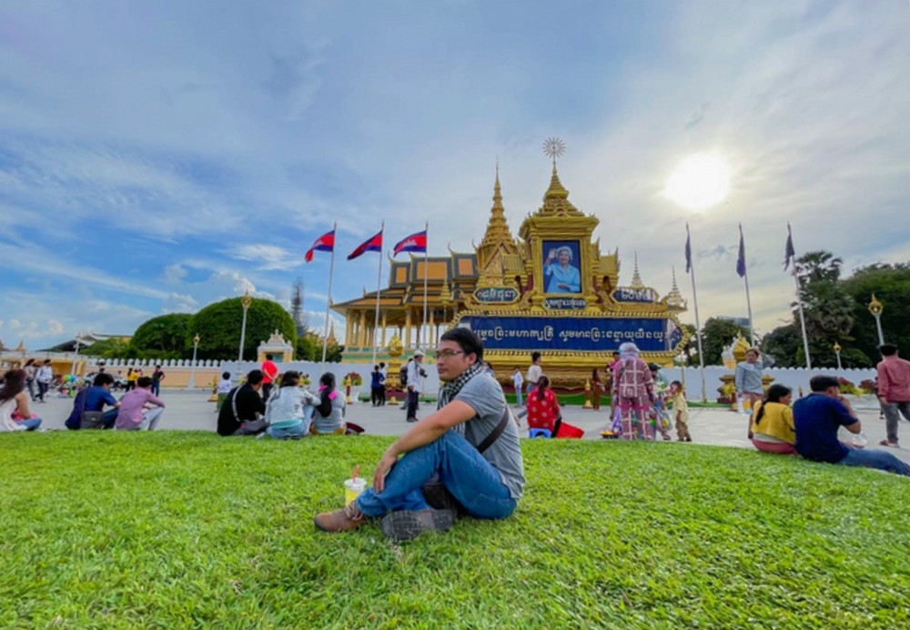 Anh Tuyến tranh thủ dừng chân nghỉ ngơi, chụp hình trước cung điện Hoàng Gia Campuchia (Ảnh: Tony Nguyễn).
