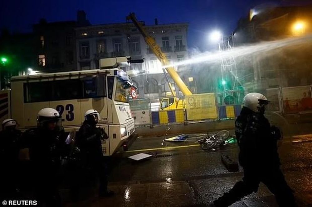 Cảnh sát dùng vòi rồng để giải tán đám đông. (Nguồn: Reuters)