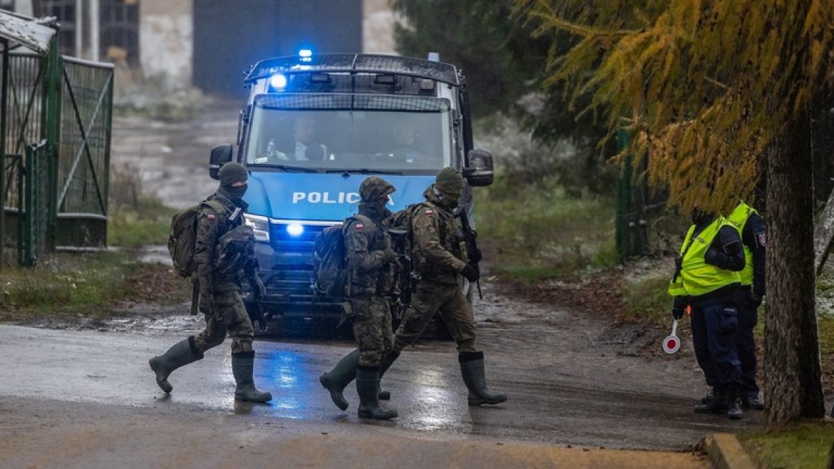 Lực lượng an ninh Ba Lan điều tra vụ việc. Ảnh: AFP