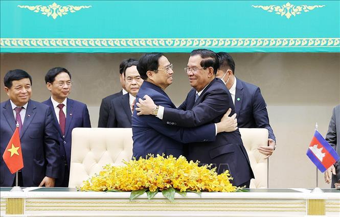 Thủ tướng Phạm Minh Chính và Thủ tướng Campuchia Samdech Techo Hun Sen tại lễ ký các văn kiện hợp tác giữa hai nước. Ảnh: Dương Giang/TTXVN