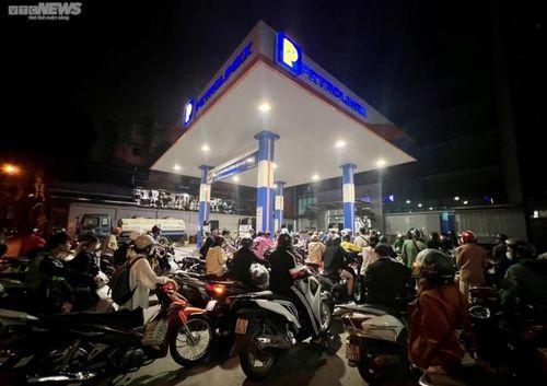 Những ngày gần đây tại Hà Nội, không còn tình trạng tắc nghẽn do quá đông người xếp hàng dài chờ mua xăng