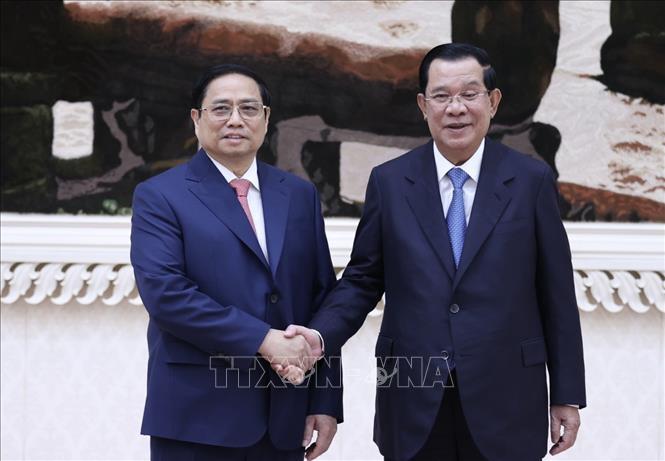Thủ tướng Vương quốc Campuchia Samdech Techo Hun Sen và Thủ tướng Phạm Minh Chính tại lễ đón.