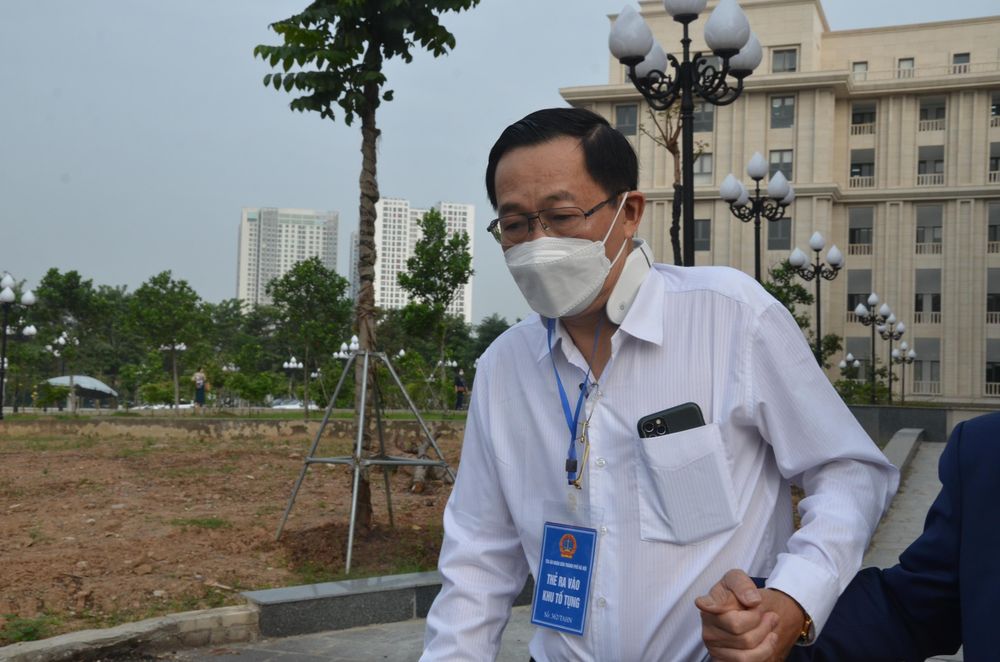 Ông Cao Minh Quang được luật sư dìu trong khuôn viên TAND TP Hà Nội.