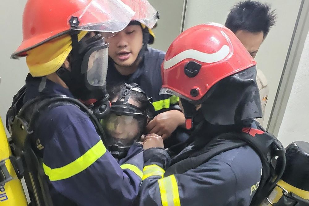 Cháy tầng 6 chung cư ở Hà Nội, cảnh sát giải cứu 2 người mắc kẹt