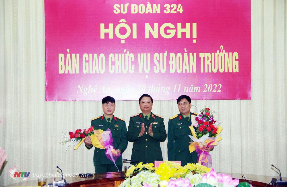 Thiếu tướng Hà Thọ Bình, Phó Tư lệnh, Tham mưu trưởng Quân khu tặng hoa chúc mừng đồng chí Đại tá Hoàng Duy Chiến, Phó Tham trưởng Quân khu và đồng chí Đại tá Nguyễn Thao Trường, Sư đoàn trưởng