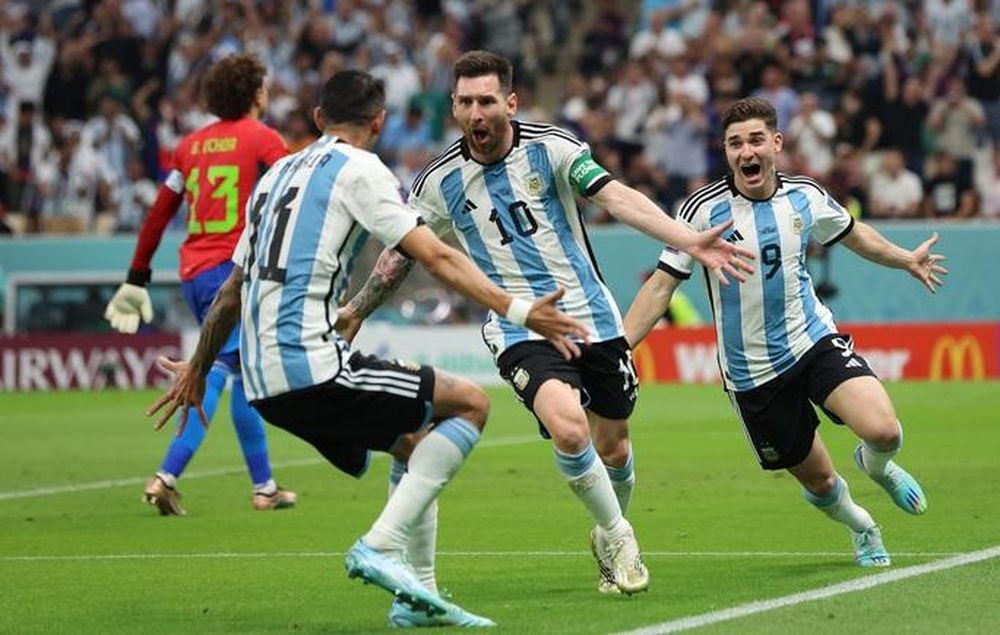 Messi vui mừng với pha ghi bàn mở tỉ số phút 64